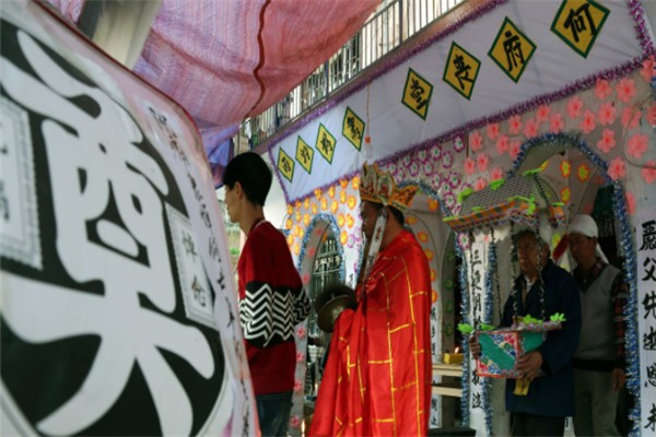 梦到死人又办丧事是什么意思,梦见已故亲人又死了还办丧事