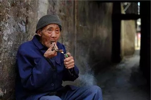 中国面相有酒窝的女人的命运,右脸有酒窝的女人面相