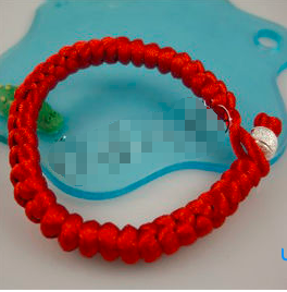 本命年女人戴红绳戴哪个手,本命年红绳能自己买吗