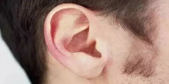 右耳烫代表什么预兆女,女人左耳发烫是什么预兆