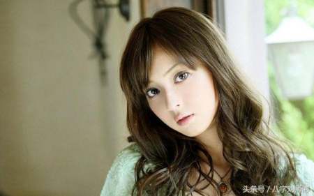 大眼睛小鼻子的面相,眼大鼻小的女人面相